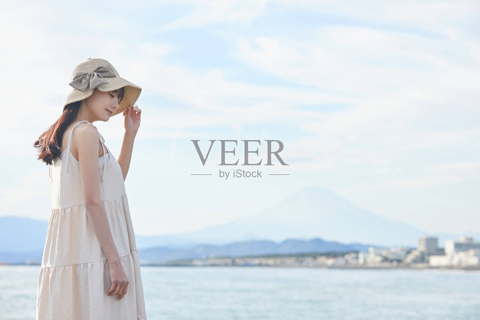 年轻的亚洲女性在海滩上漫步照片摄影图片