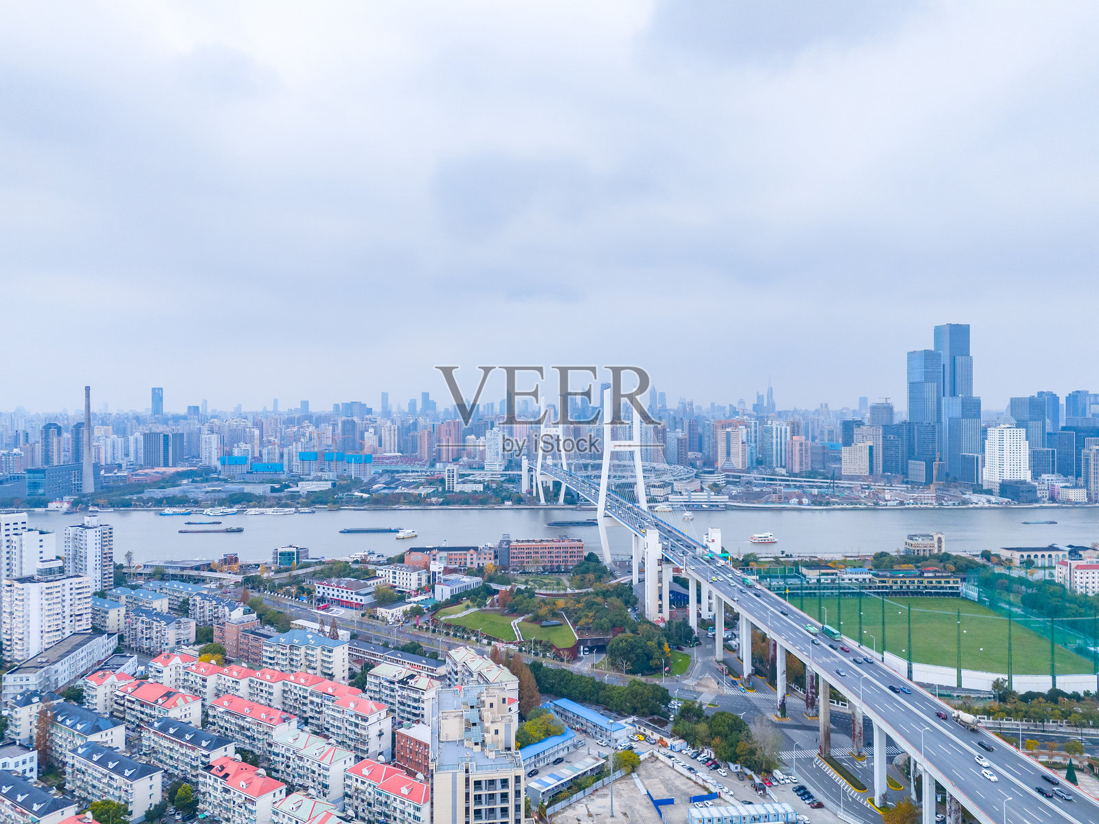 南浦大桥横跨黄浦江的鸟瞰图照片摄影图片