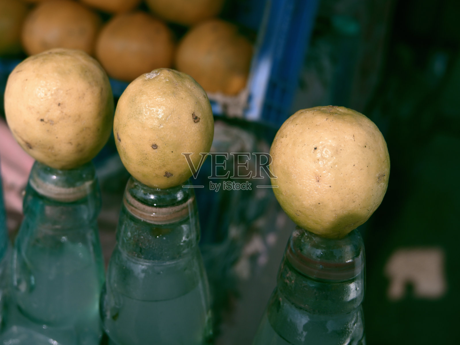 柠檬汽水瓶的特写，瓶子上有柠檬。照片摄影图片