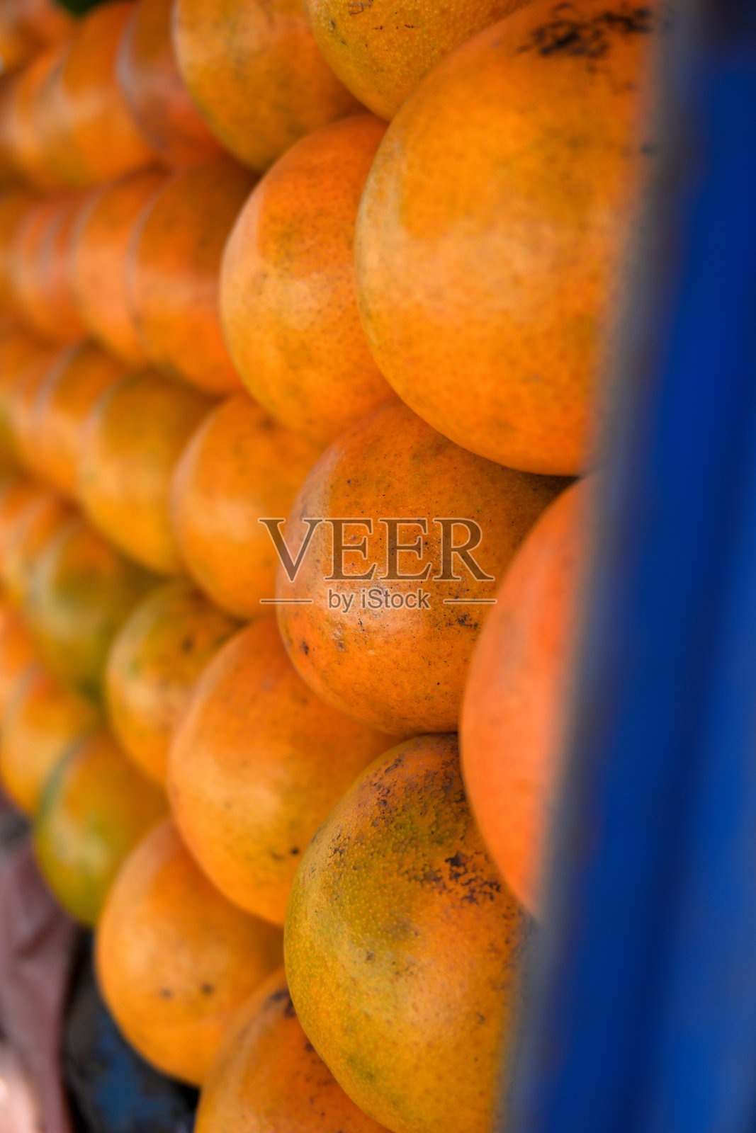 水果店里橙子的特写。照片摄影图片