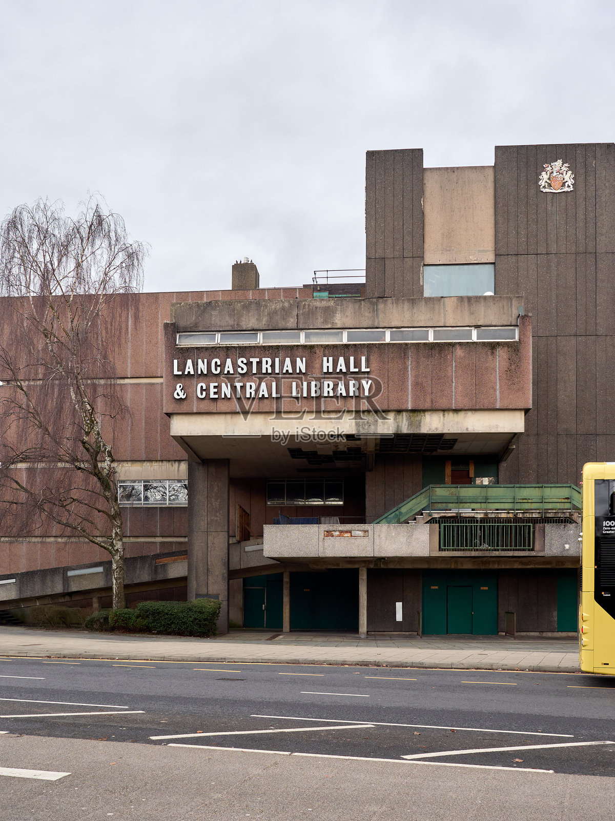 斯温顿，曼彻斯特。兰开夏厅和中央图书馆的粗犷主义建筑在阴 cloudy 的日子里。照片摄影图片