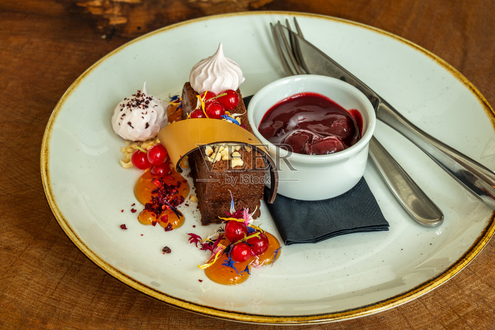 巧克力甜点配浆果和蛋白霜照片摄影图片