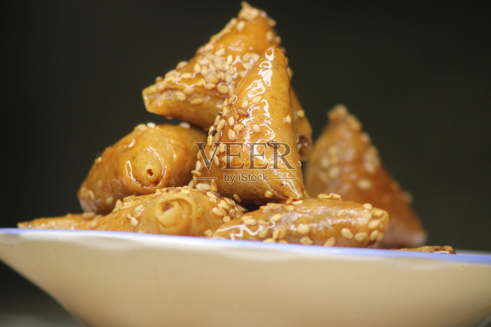 布里瓦特或布里乌瓦特特写，传统摩洛哥糕点照片摄影图片