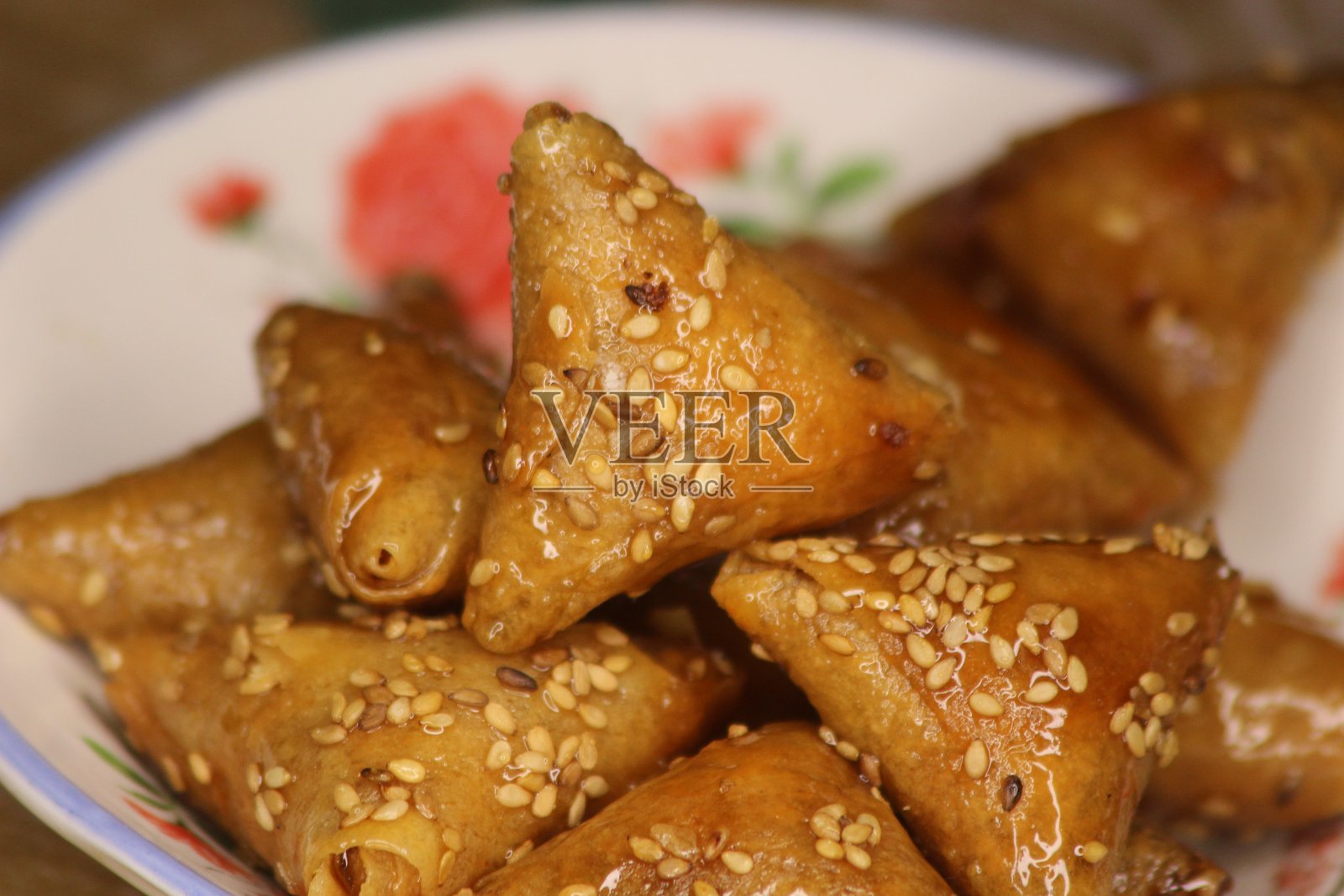 布里瓦特或布里乌瓦特特写，传统摩洛哥糕点照片摄影图片