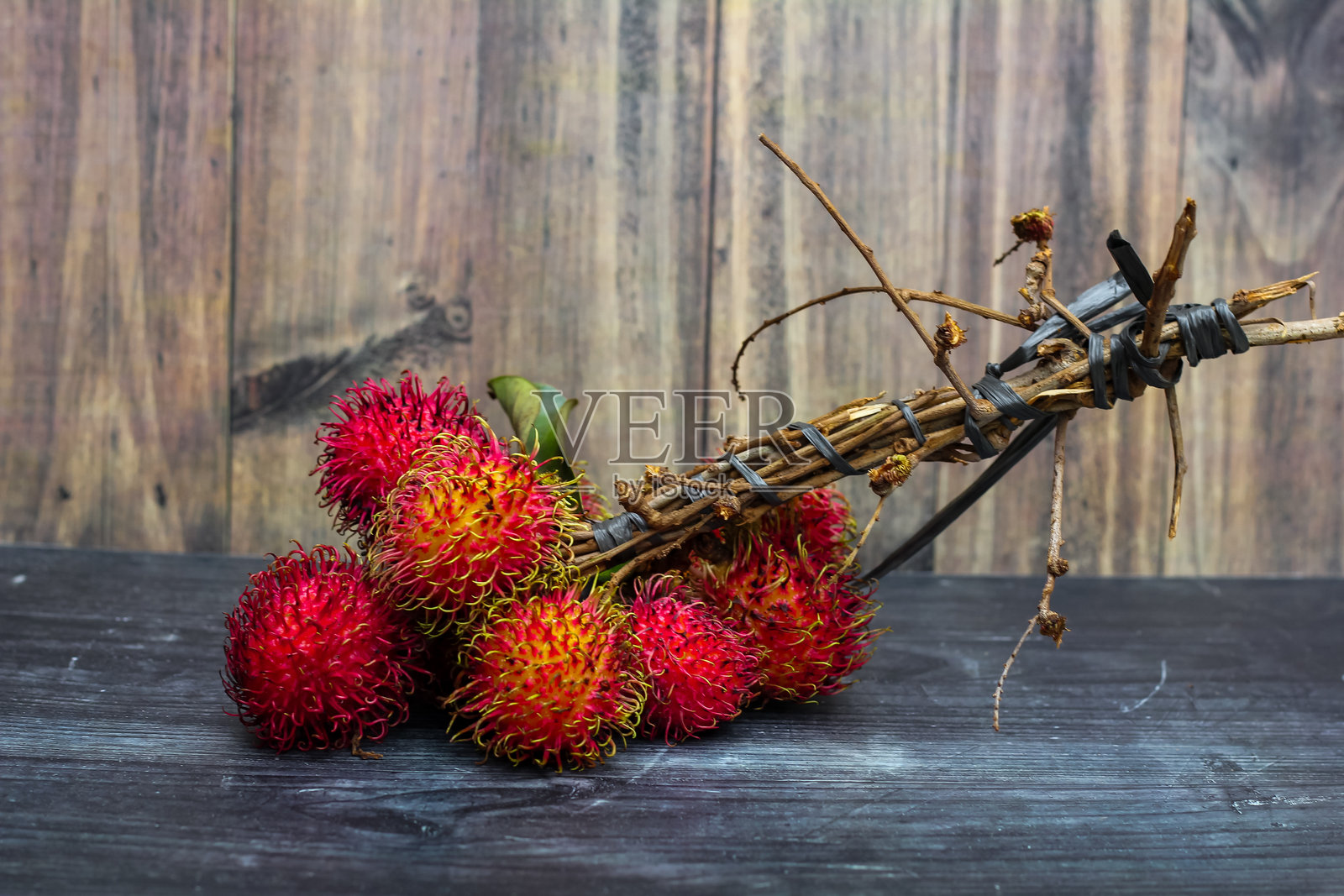 一束新鲜的龙眼果放在黑色桌子上照片摄影图片