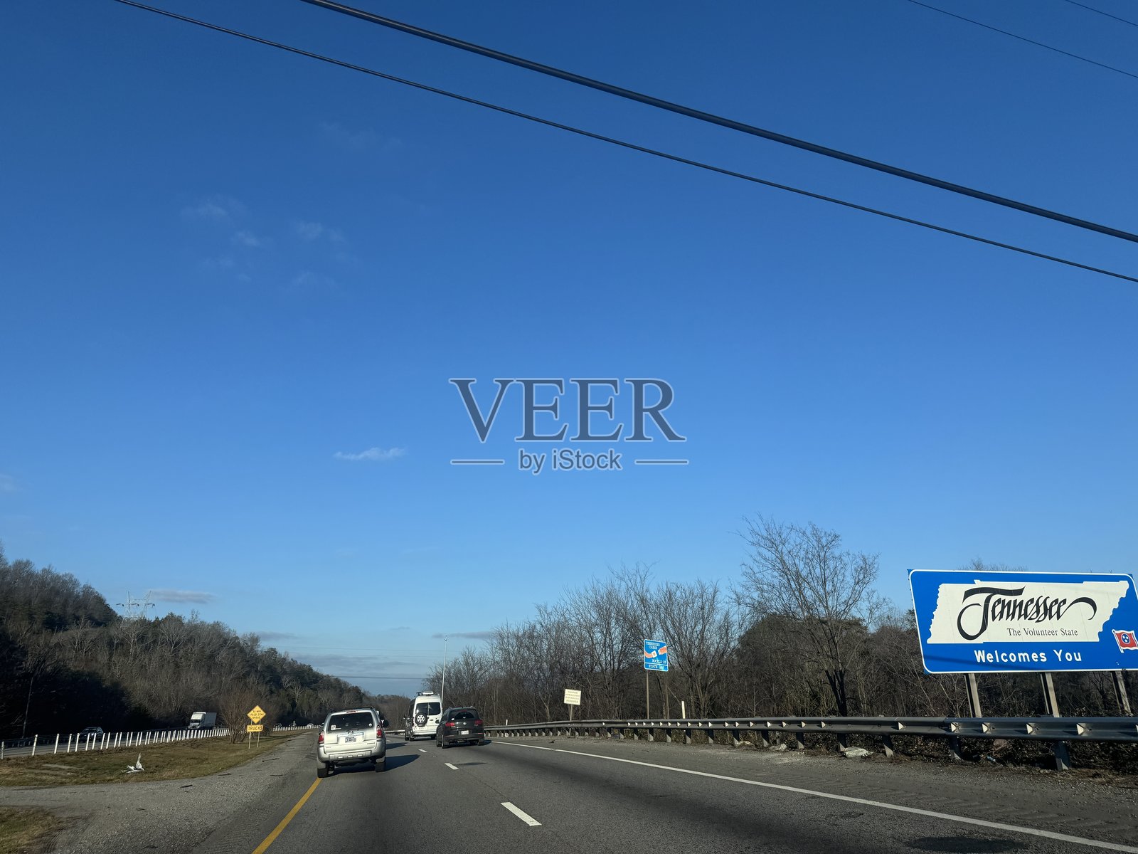 高速公路旁的欢迎标志，展示了迷人的风景和美丽的蓝天照片摄影图片