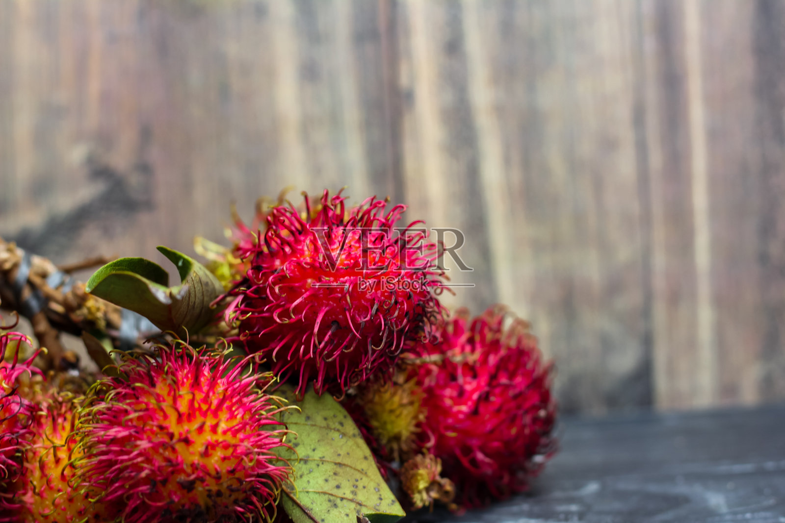 一束新鲜的龙眼果放在黑色桌子上照片摄影图片