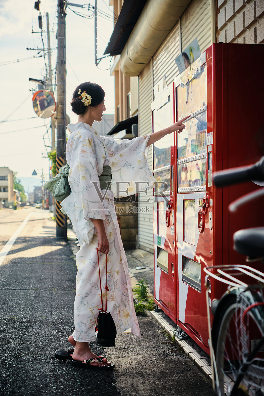 日本街头的自动售货机与女性照片摄影图片