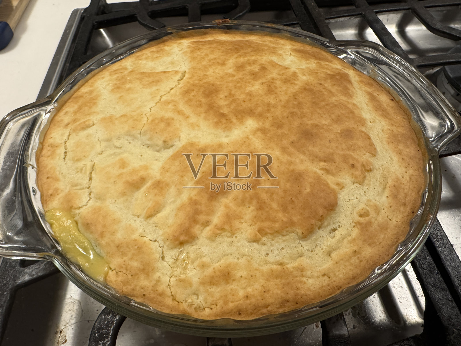 自制鸡肉锅饼在炉灶上烹饪照片摄影图片