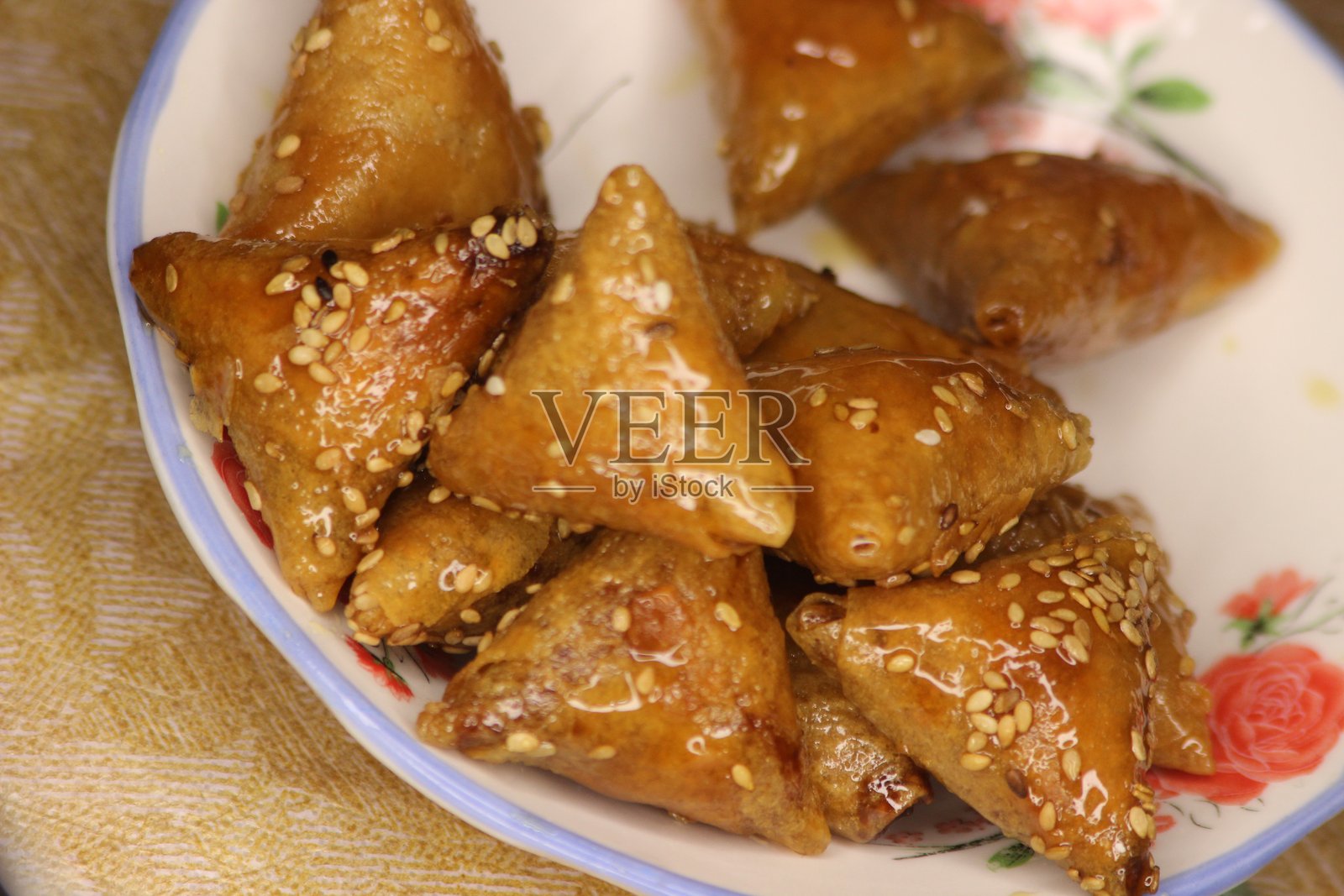 布里瓦特或布里乌瓦特特写，传统摩洛哥糕点照片摄影图片