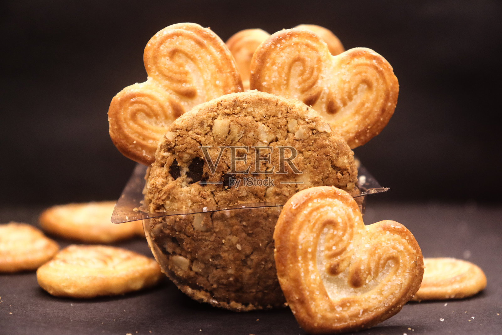 两种不同尺寸的美味脆饼干照片摄影图片