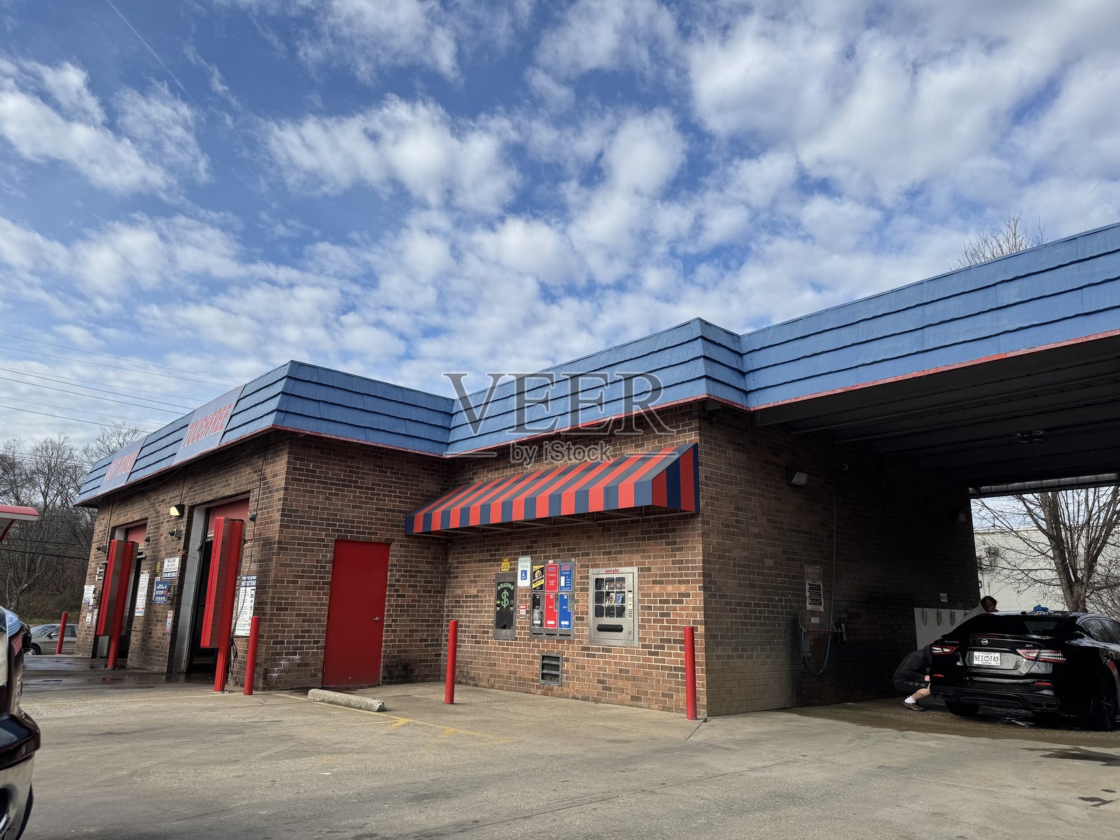 冬季的BNA洗车场，蓝天与红色遮阳篷相映成趣照片摄影图片