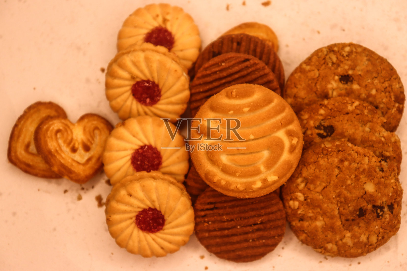 美味甜蜜的各种饼干在背景中照片摄影图片