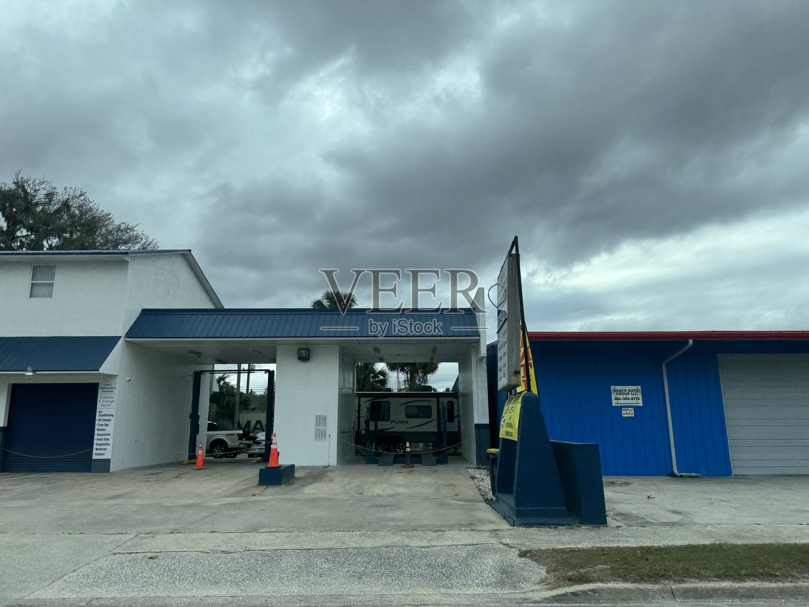 小佛罗里达镇的建筑外观，展示了一个服务入口，头顶是多云的天空。照片摄影图片