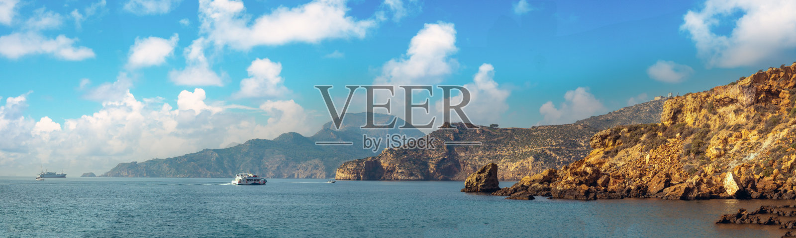 卡塔赫纳港口入口处的岩石海岸，位于西班牙穆尔西亚。这是欧洲最古老的城市之一。照片摄影图片