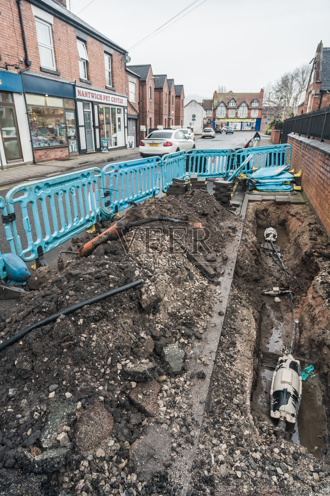 南特维奇的一条街道，路面施工暴露了地下管道照片摄影图片