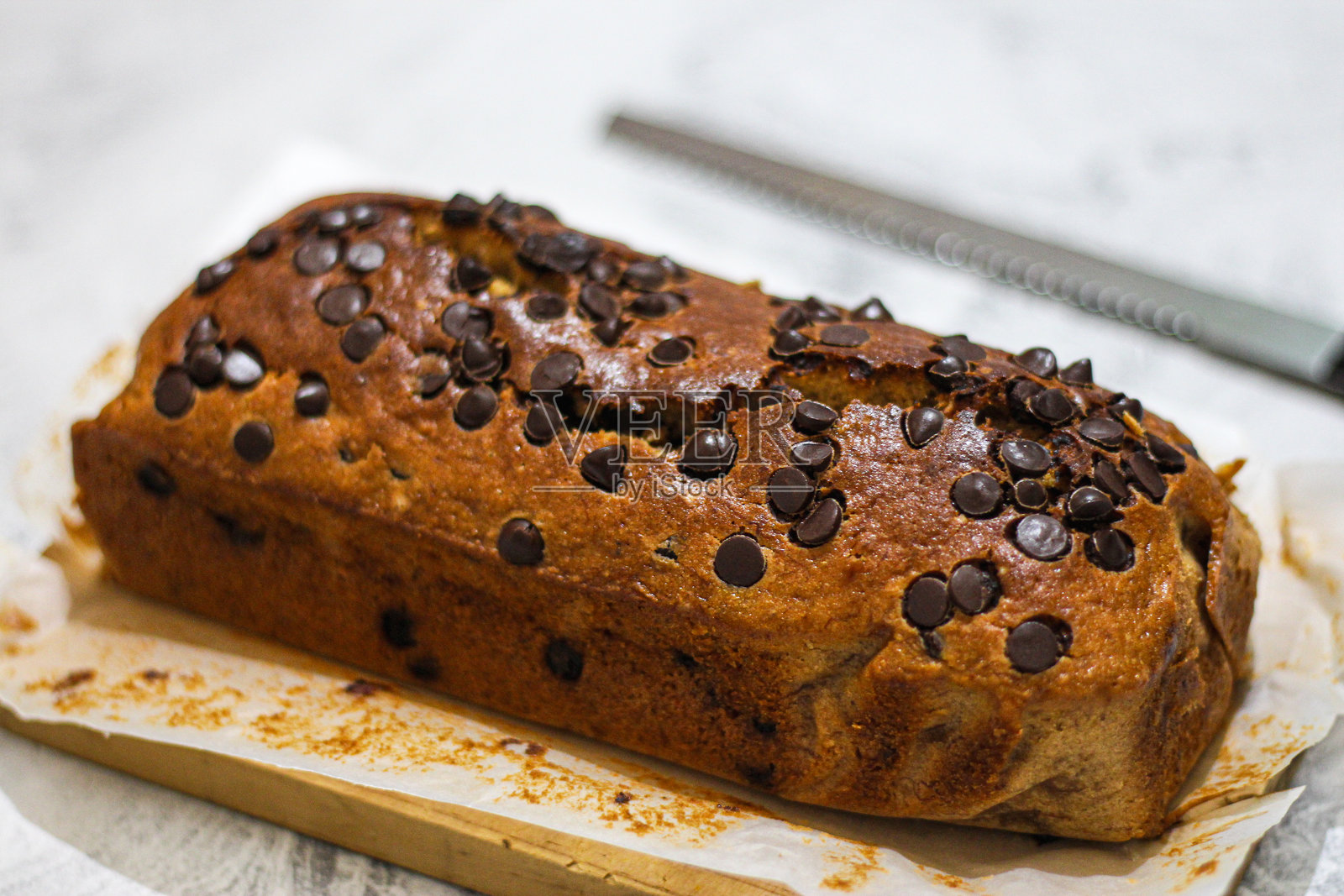 木砧板上的香蕉面包。照片摄影图片