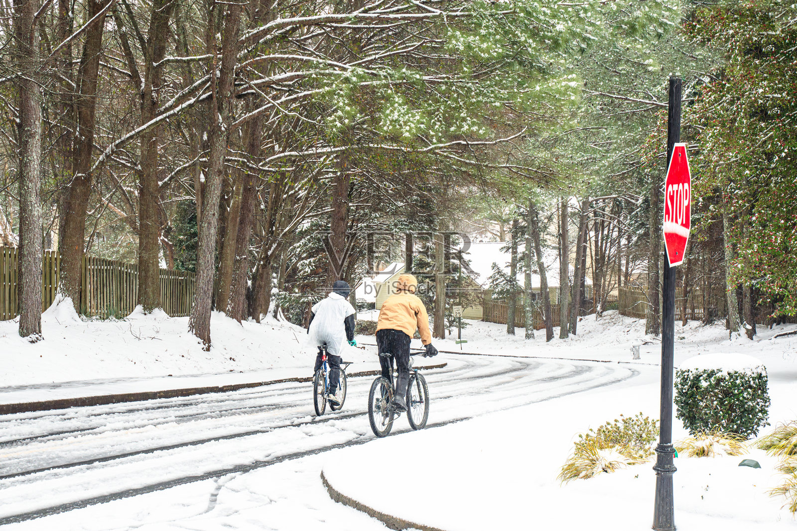 美国乔治亚州罕见降雪，人们抓住机会享受雪花纷飞的乐趣。照片摄影图片