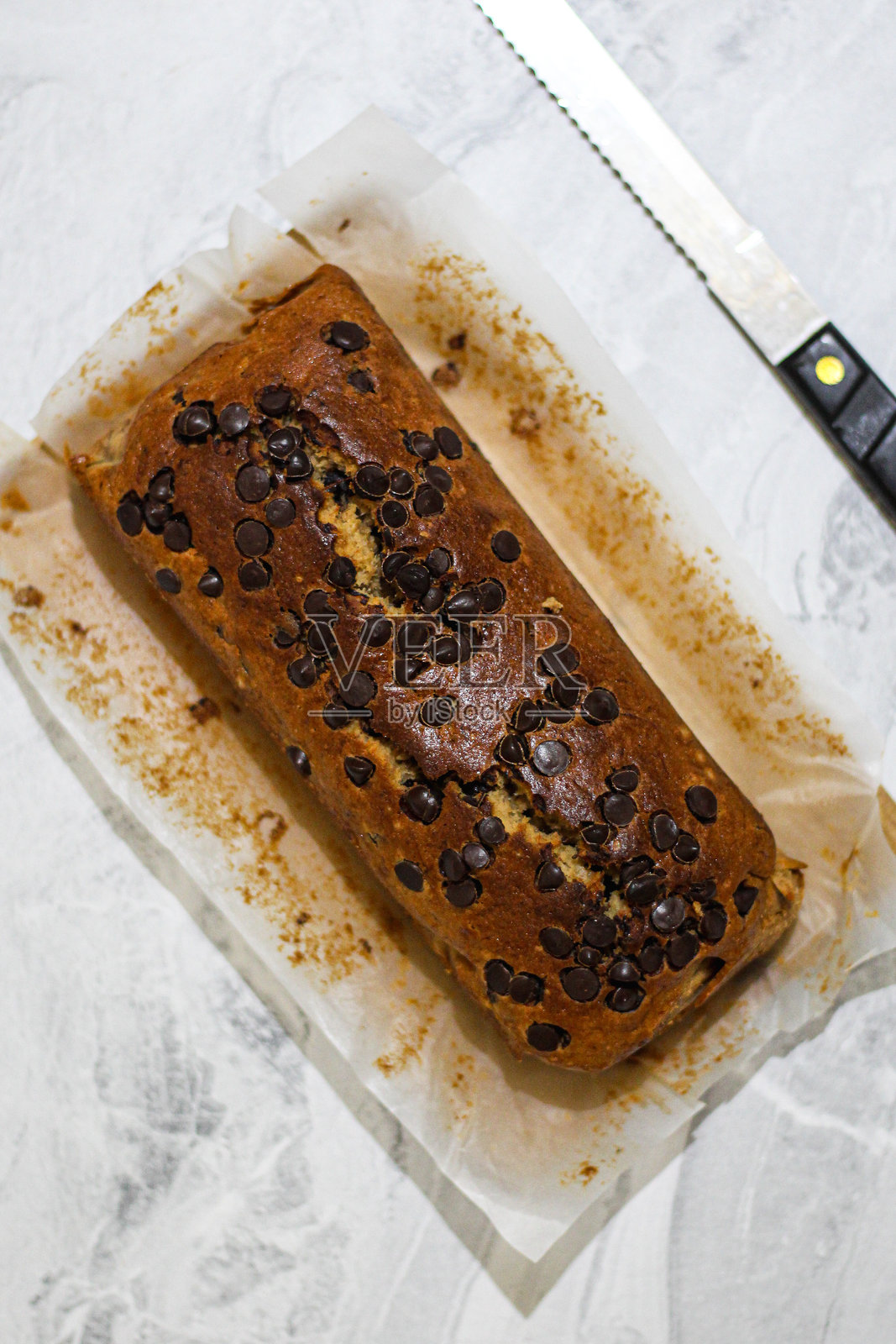 木砧板上的香蕉面包。照片摄影图片