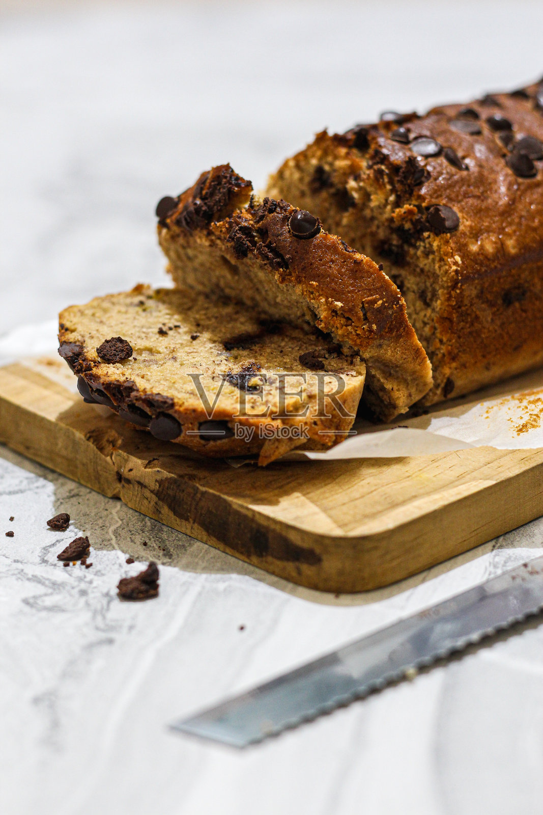 木砧板上的香蕉面包。照片摄影图片