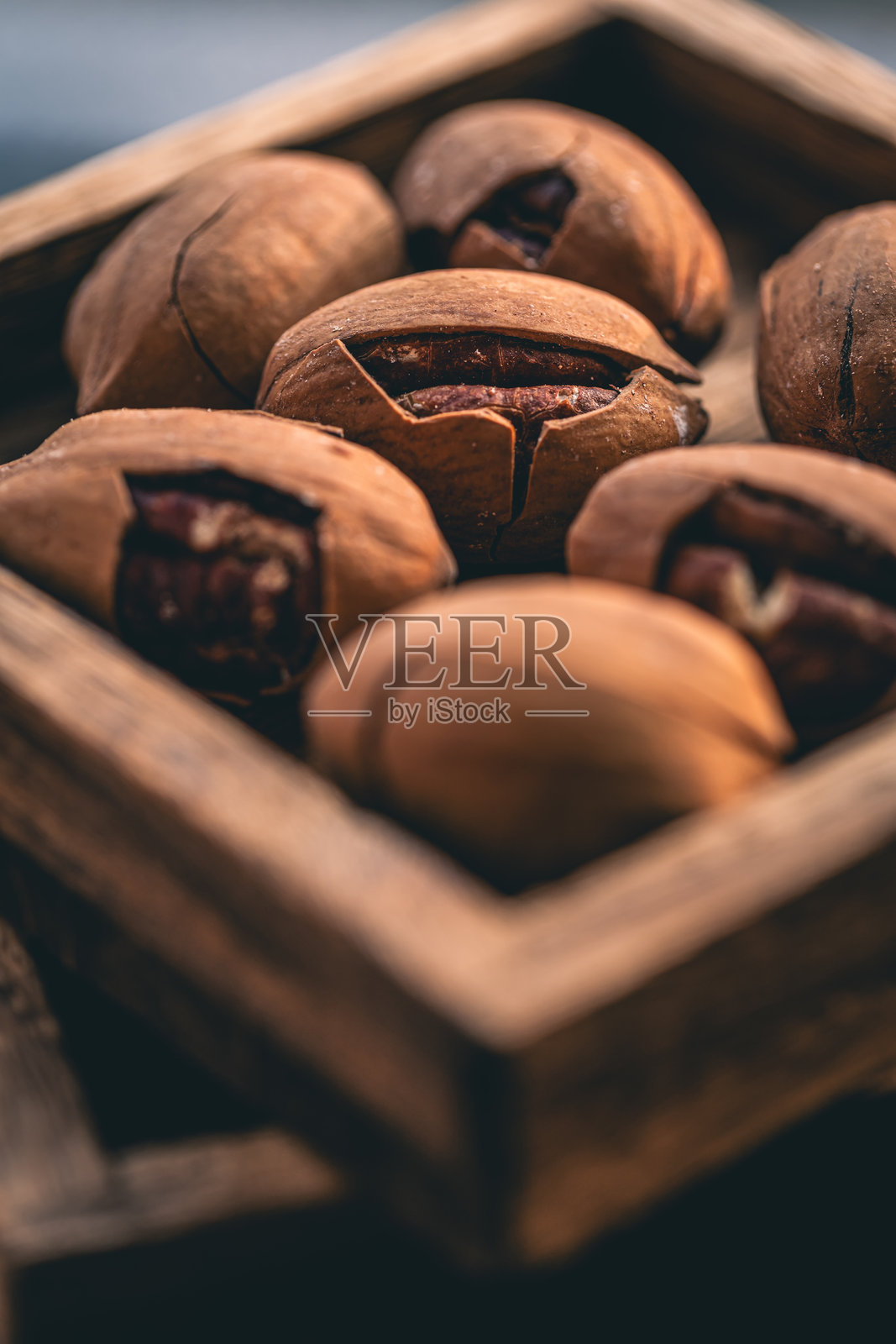 木箱中的胡桃照片摄影图片