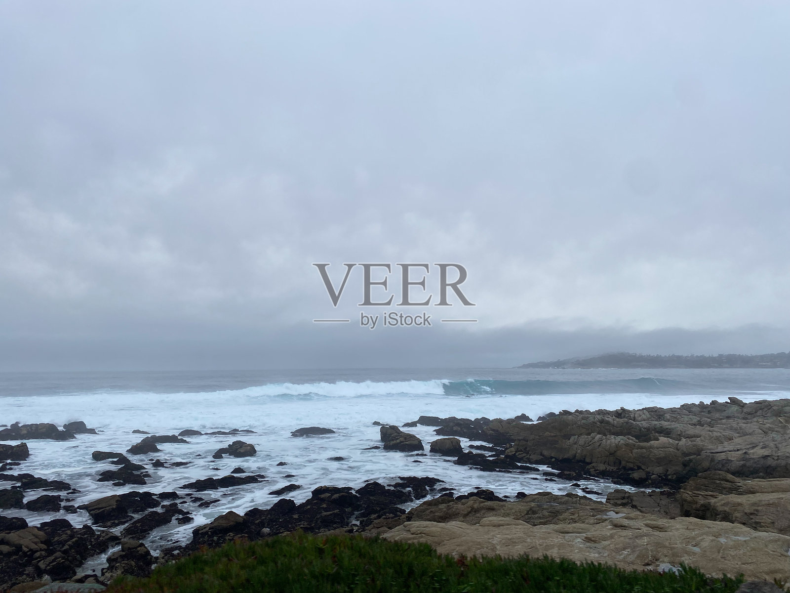 卡梅尔海浪拍打岸边照片摄影图片