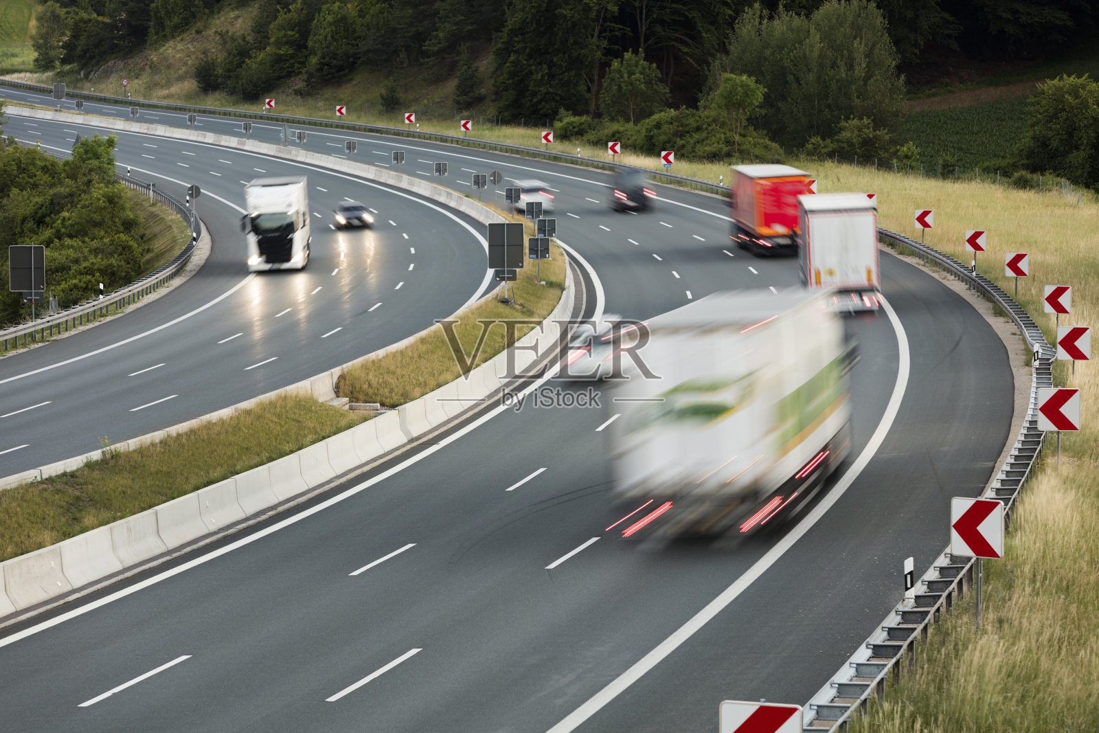 德国重型货物运输，卡车快速行驶，鸟瞰图照片摄影图片
