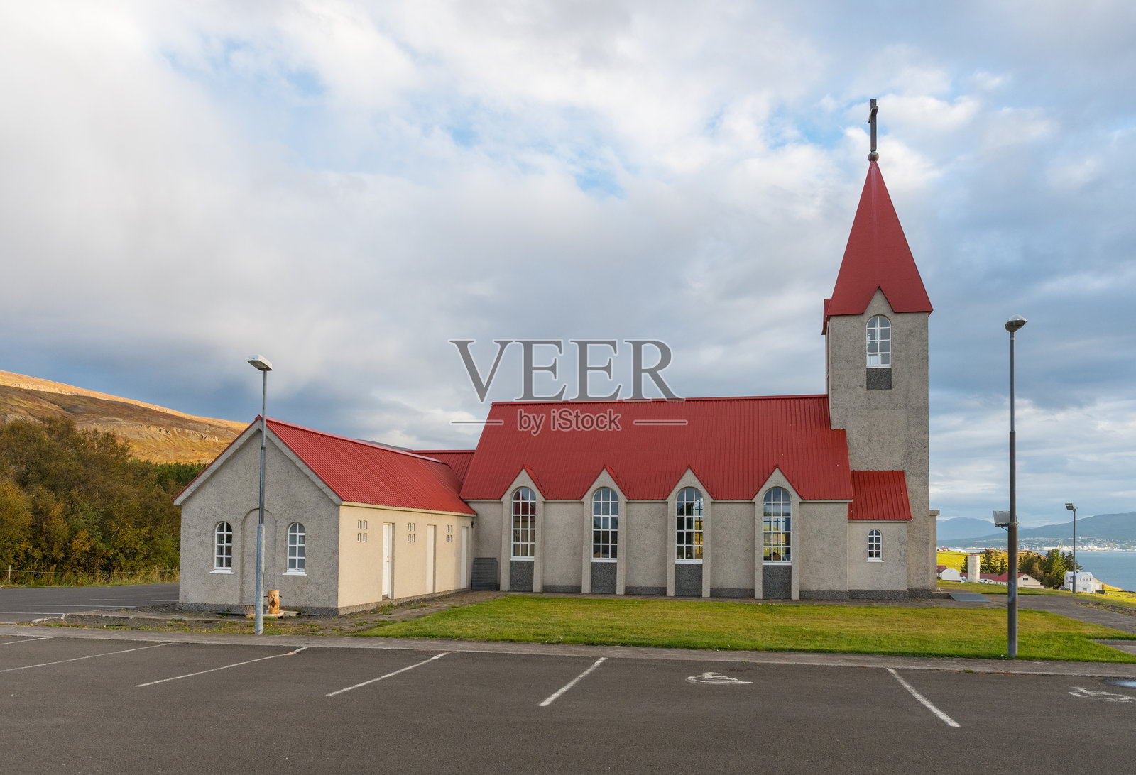 位于冰岛北部Eyjafjordur的Svalbardseyri小镇教堂照片摄影图片