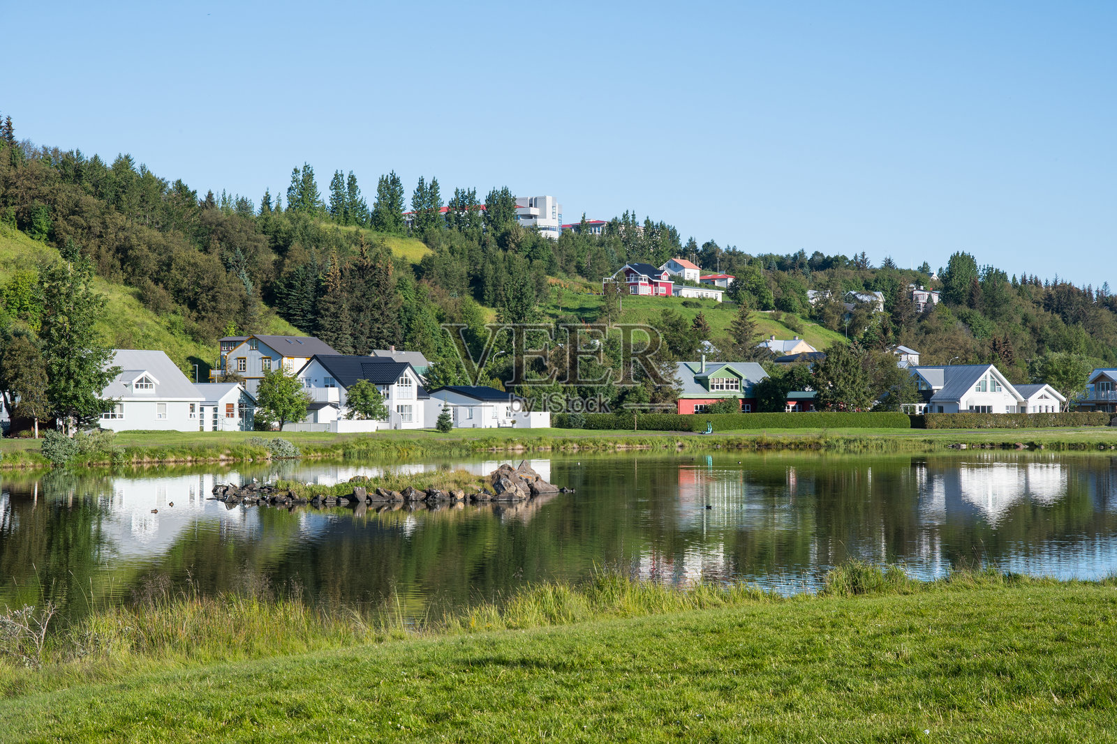 冰岛北部阿库雷里镇的老建筑在阳光明媚的日子里照片摄影图片