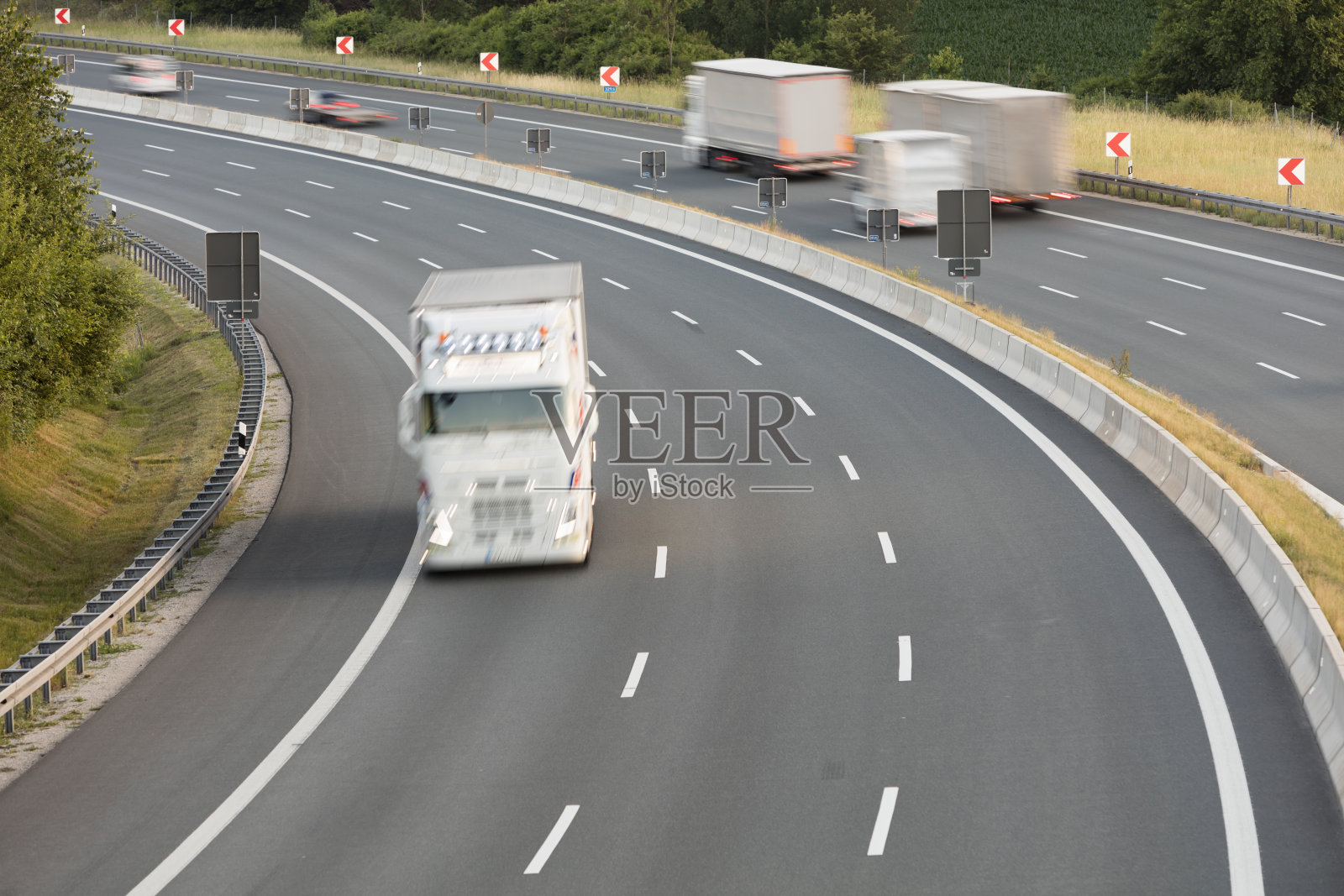 高速公路上疾驰的卡车，重型货物运输，鸟瞰图照片摄影图片
