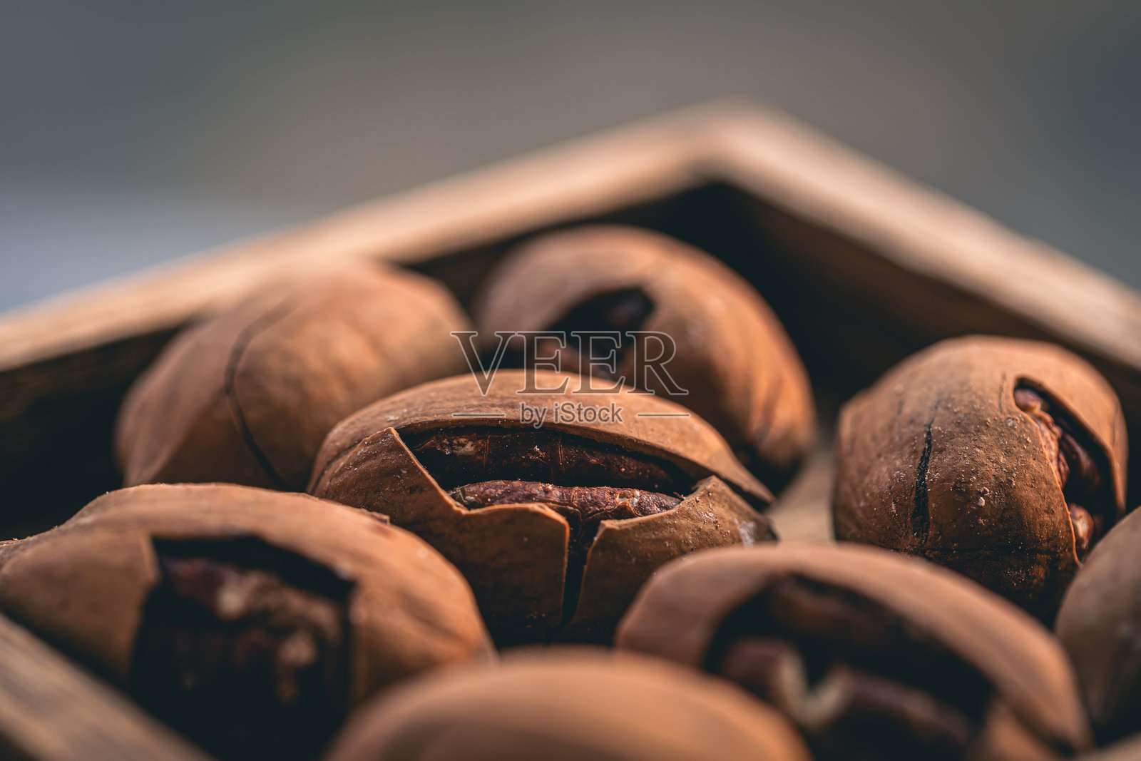木箱中的胡桃照片摄影图片