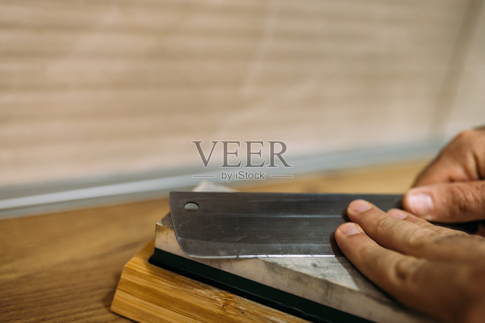 厨房刀具在磨刀石上被磨锐的特写镜头照片摄影图片