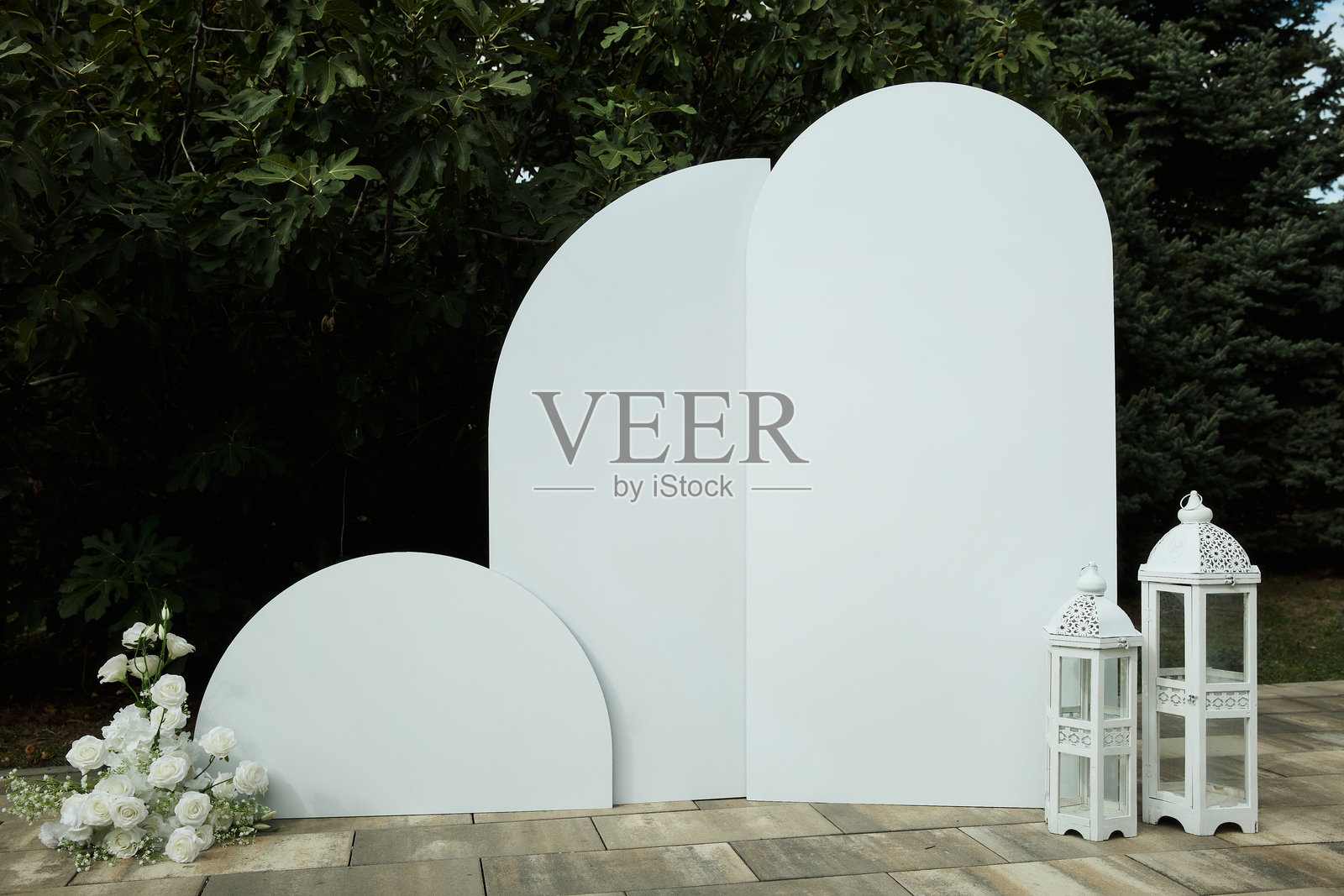 婚礼庆祝当天的空欢迎牌和宾客名单。照片摄影图片