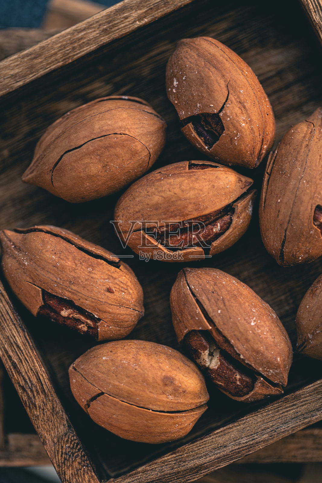 木箱中的胡桃照片摄影图片