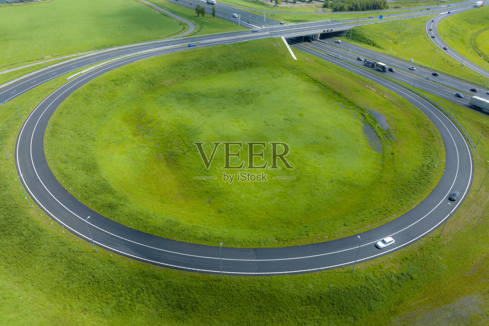 从高空俯瞰的高速公路交叉口交通情况照片摄影图片