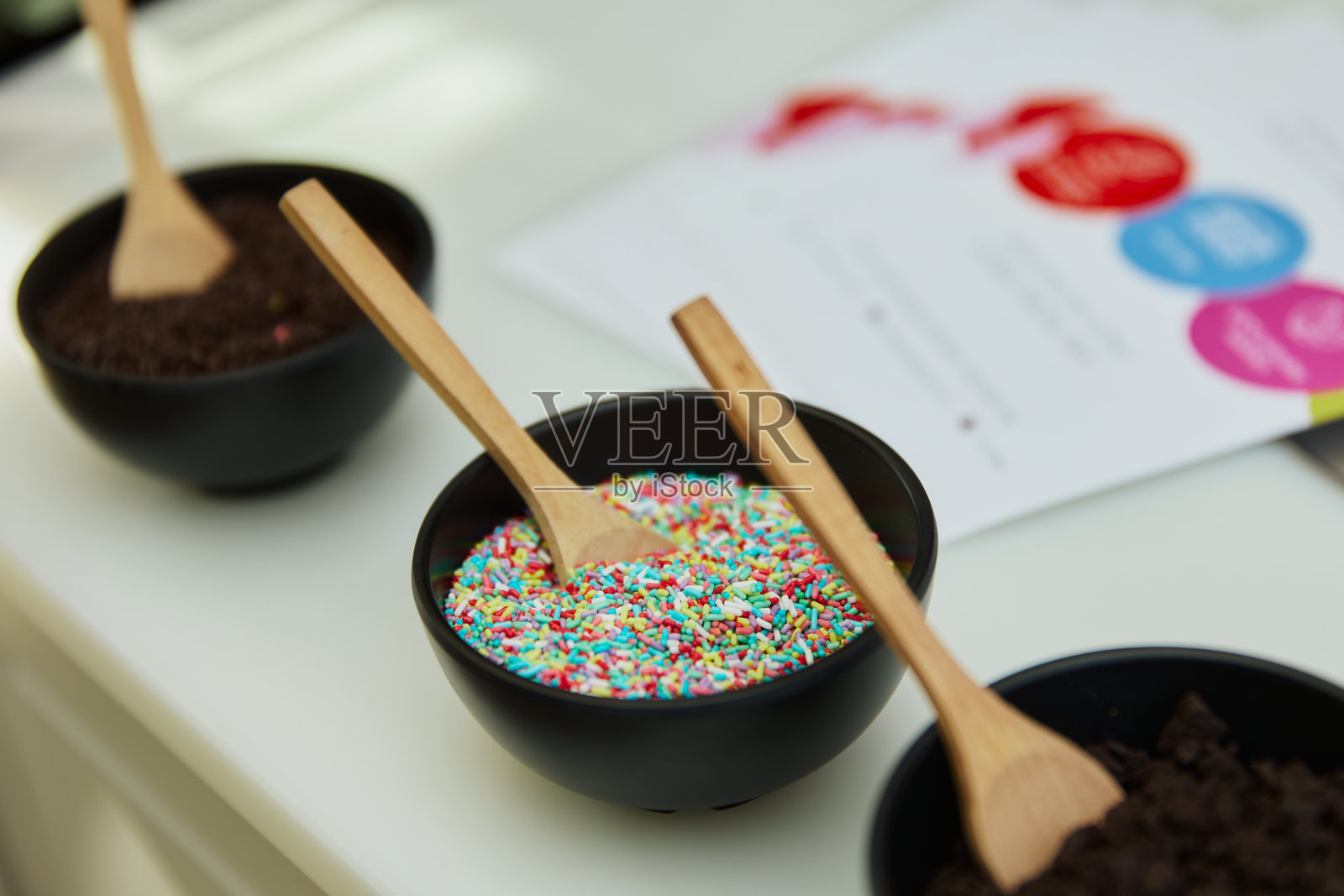 冰淇淋配料碗。照片摄影图片