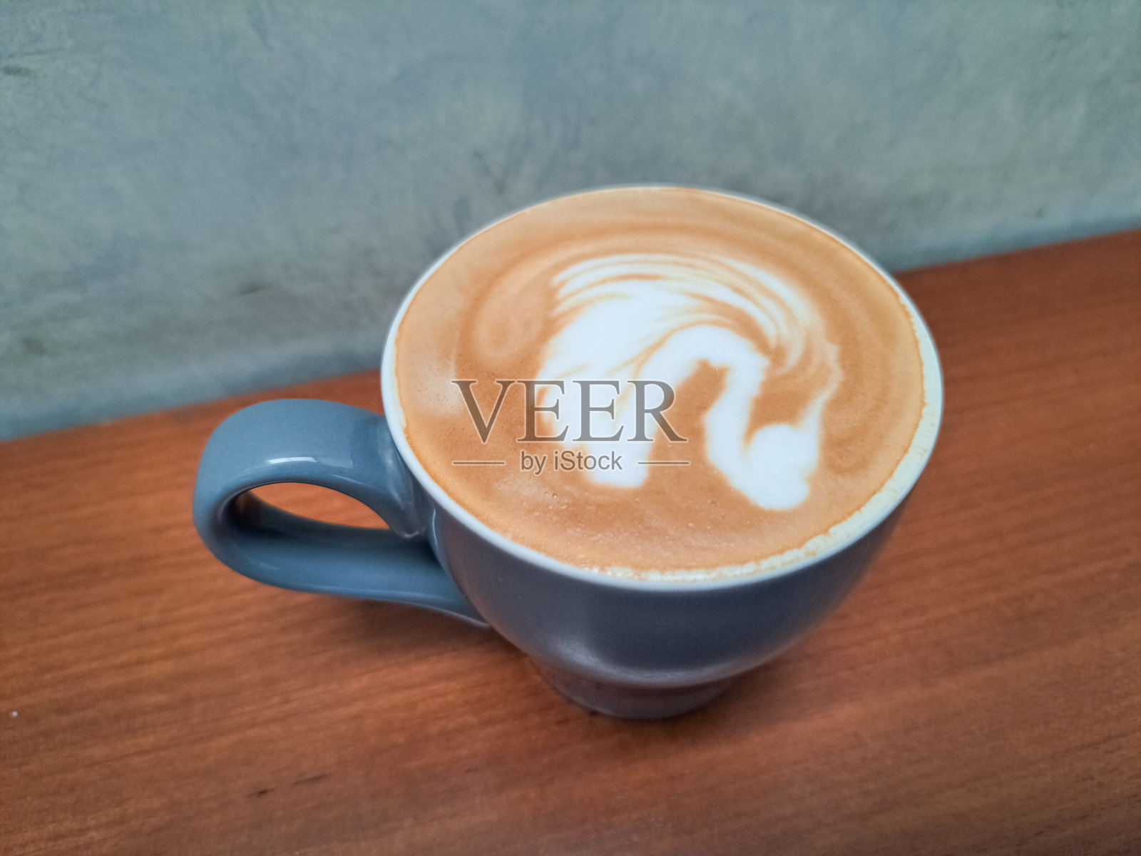 咖啡杯中的卡布奇诺。饮品菜单。照片摄影图片