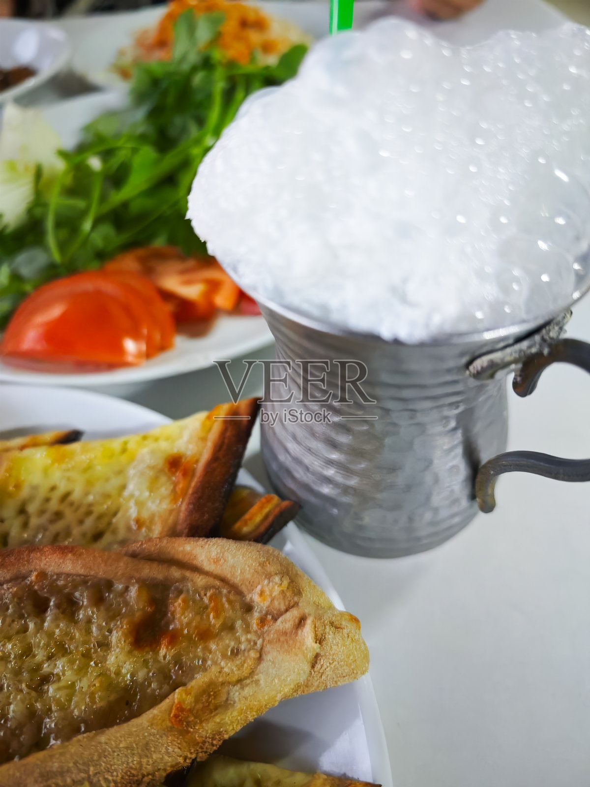 土耳其酸奶饮料与皮德饼和沙拉照片摄影图片