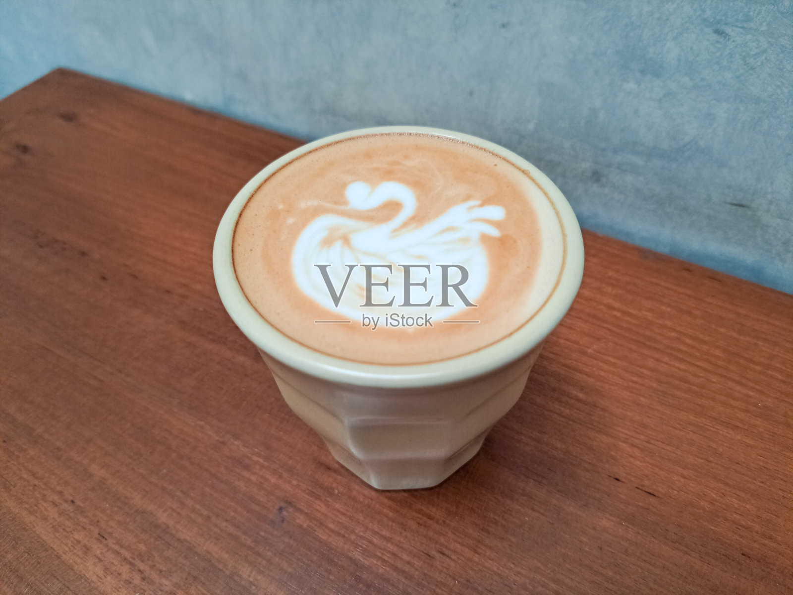 玻璃杯中的拿铁咖啡。饮品菜单。照片摄影图片