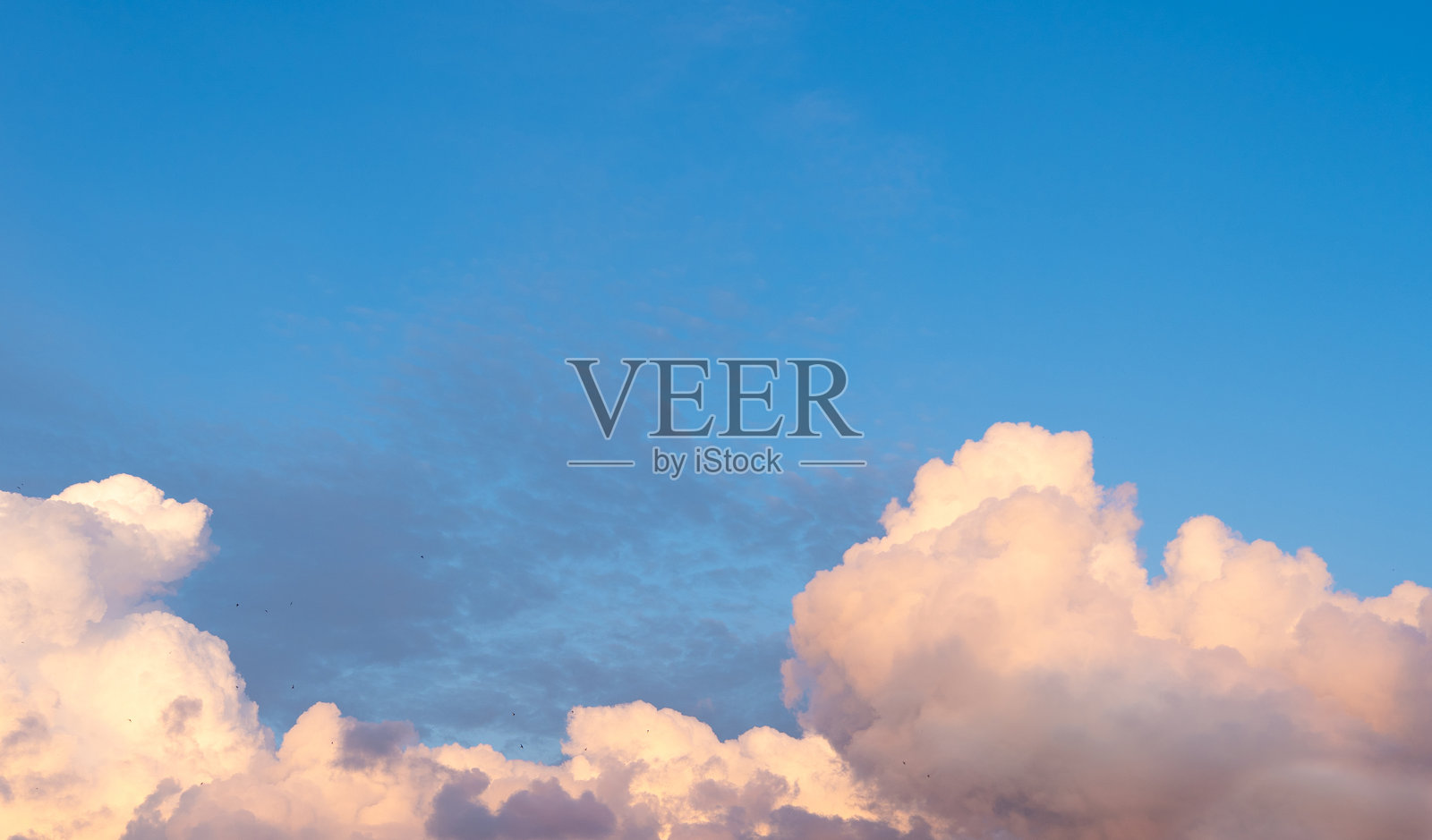 蓝天白云，阳光明媚的多云天空纹理背景，蓬松的云朵图案，阳光下的积云照片摄影图片