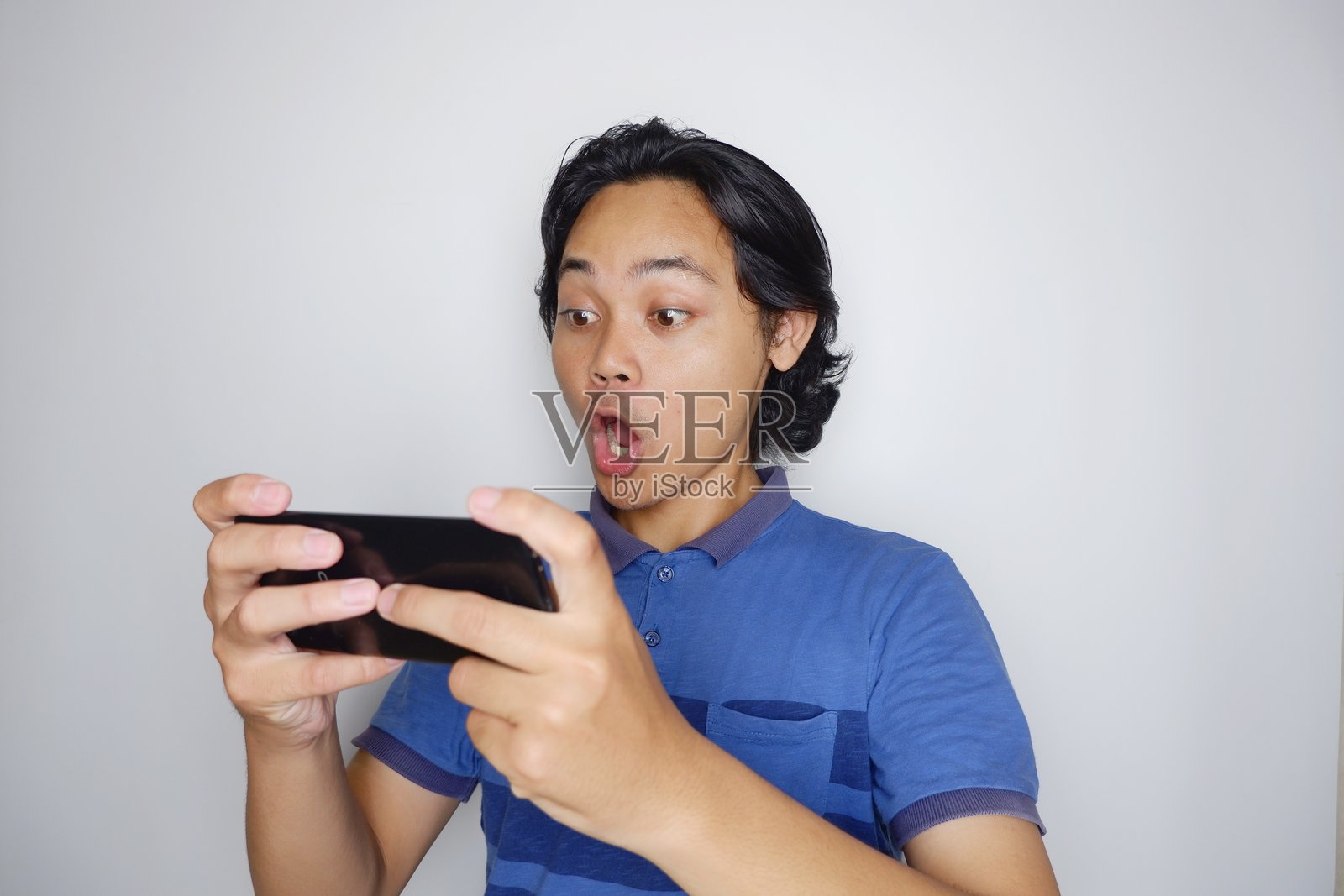 孤立在白色背景上的亚洲印尼成年男性的随机表情照片摄影图片