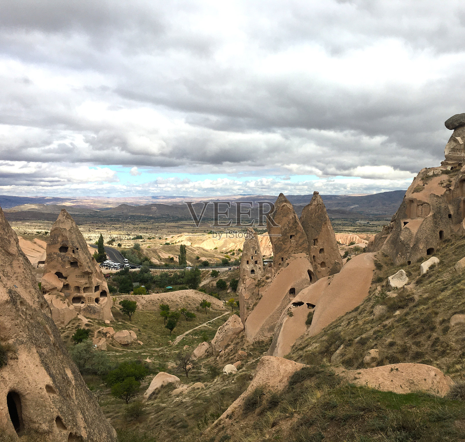 卡帕多奇亚山谷的美丽景色与仙女烟囱照片摄影图片