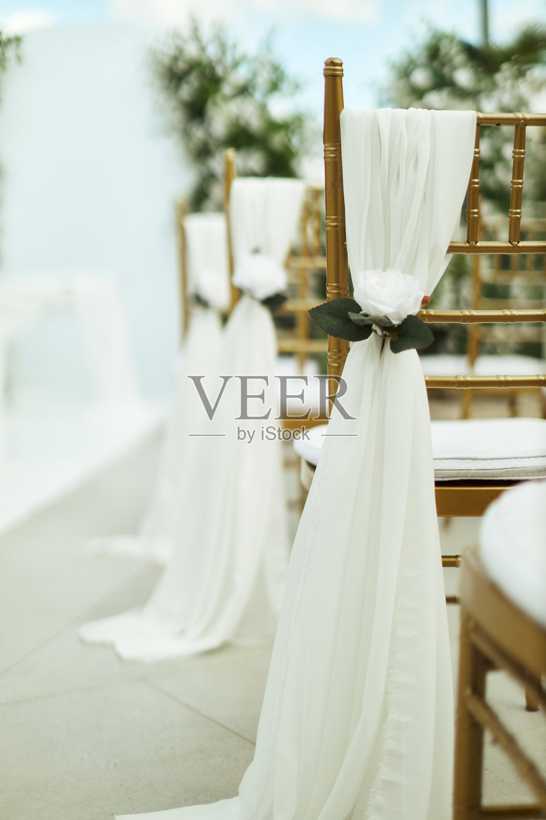 婚礼仪式上椅子的装饰。照片摄影图片