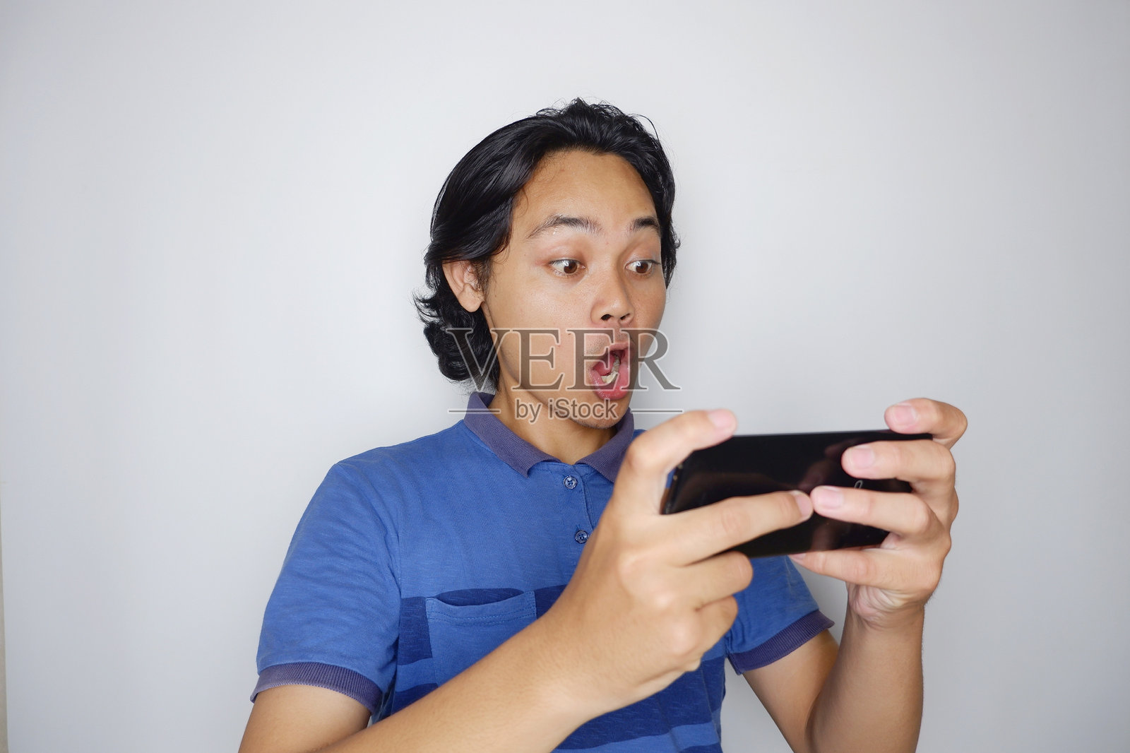 孤立在白色背景上的亚洲印尼成年男性的随机表情照片摄影图片