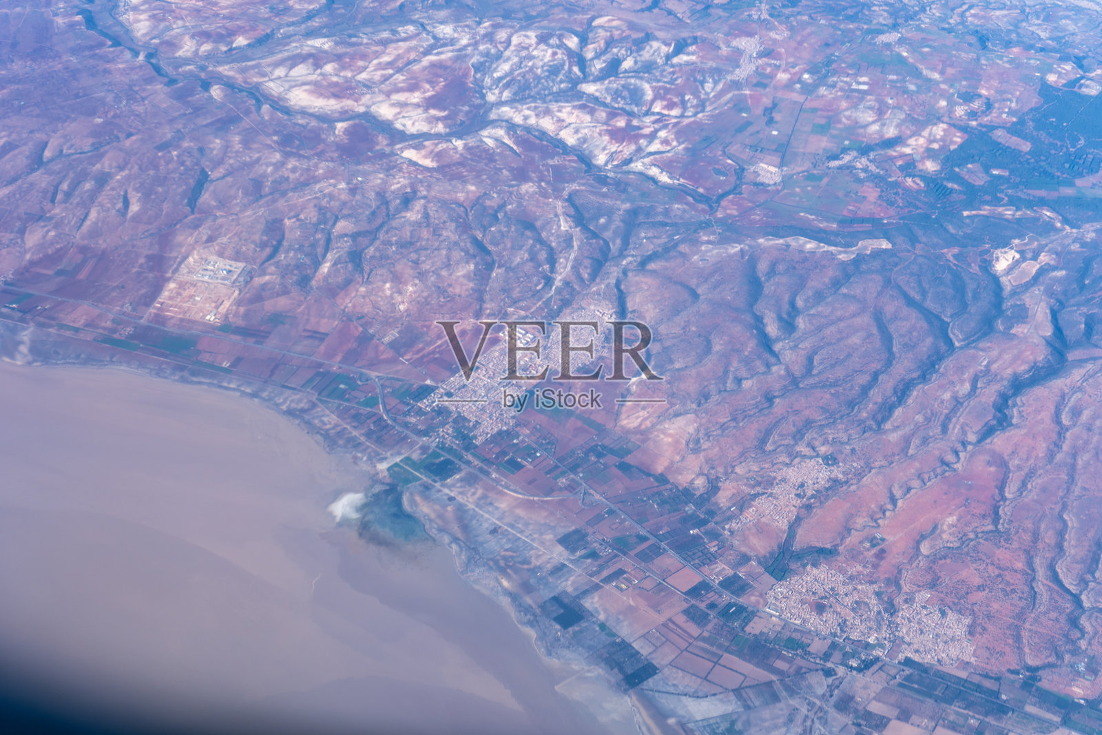 飞机窗户视角，飞机飞行中的风景，从飞机机舱内看，飞机窗户的空中视图照片摄影图片