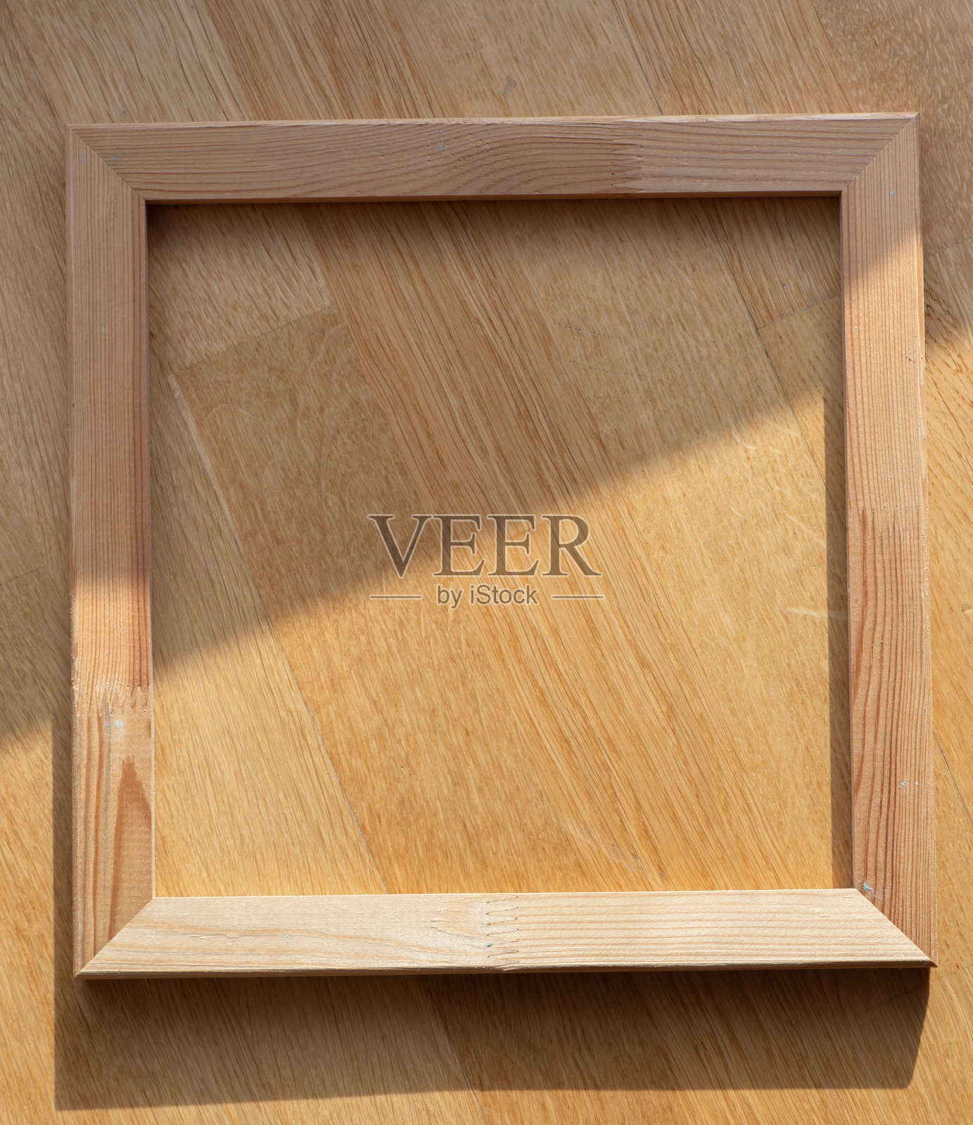 木墙上的相框照片摄影图片