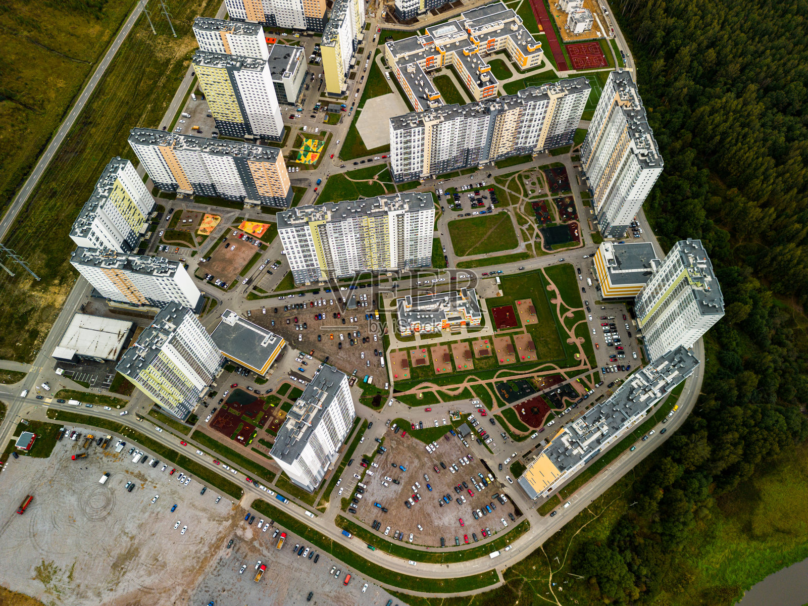 现代住宅区的鸟瞰图，突出绿色空间和设计特色照片摄影图片