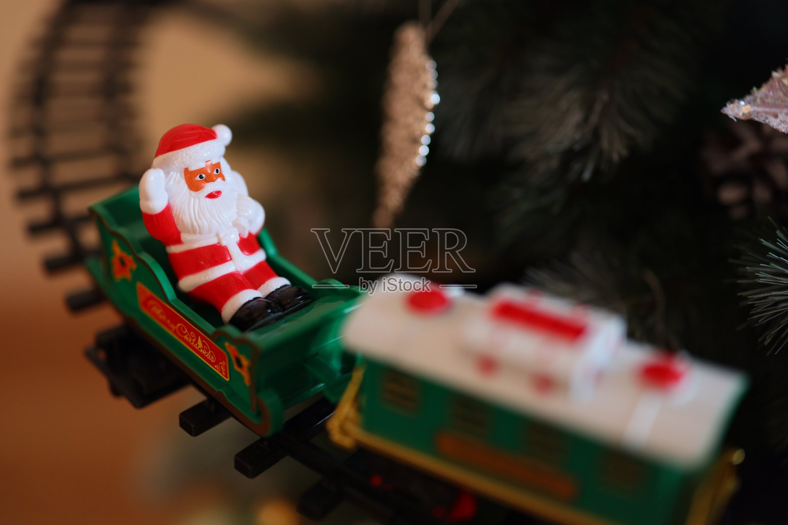 精美制作的节日圣诞老人火车装饰品装点着圣诞树，带来欢乐照片摄影图片