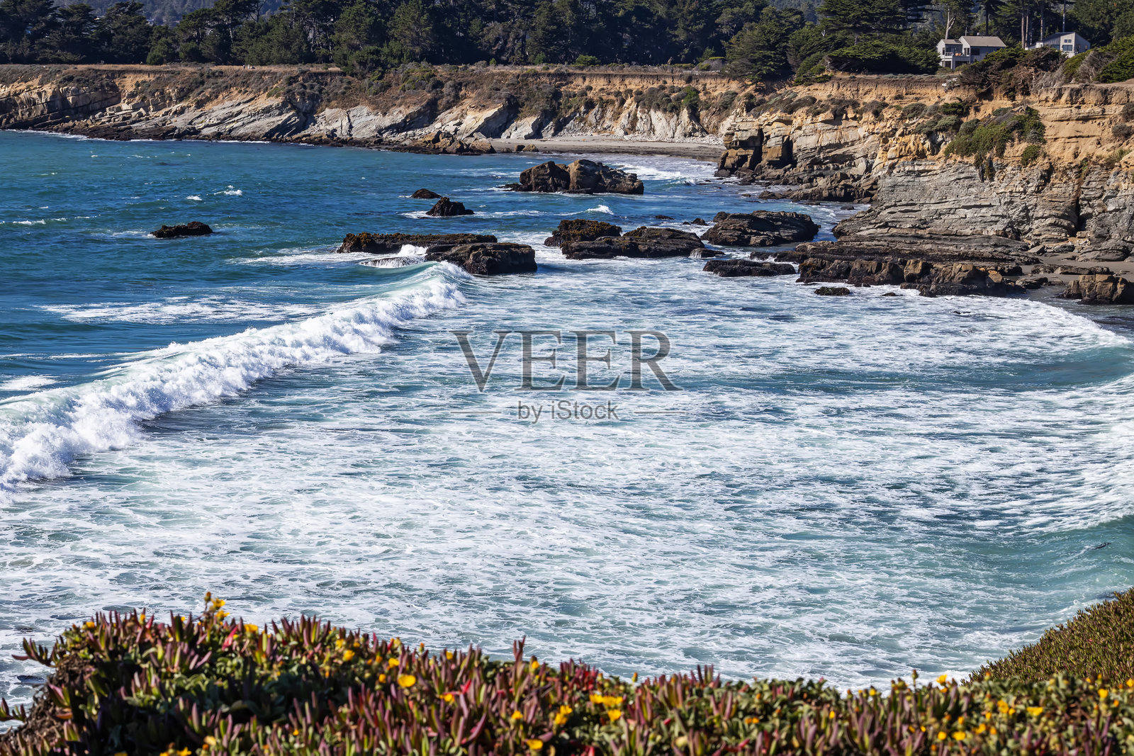 海岸线风景，波涛汹涌，岩石悬崖近在咫尺照片摄影图片