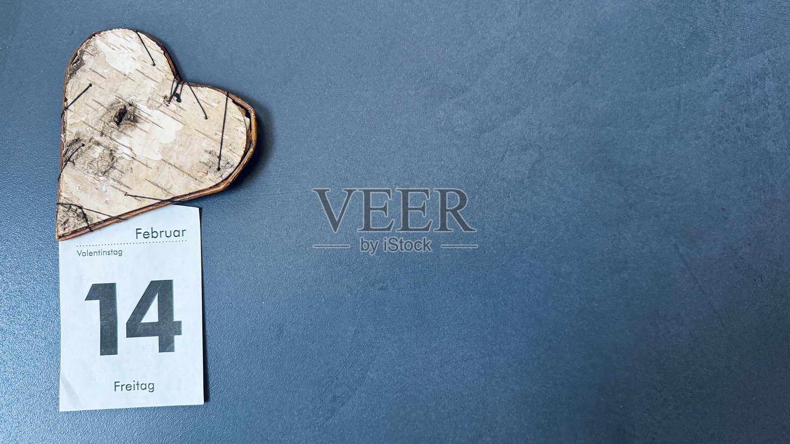 情人节日历纸，木制心形装饰照片摄影图片